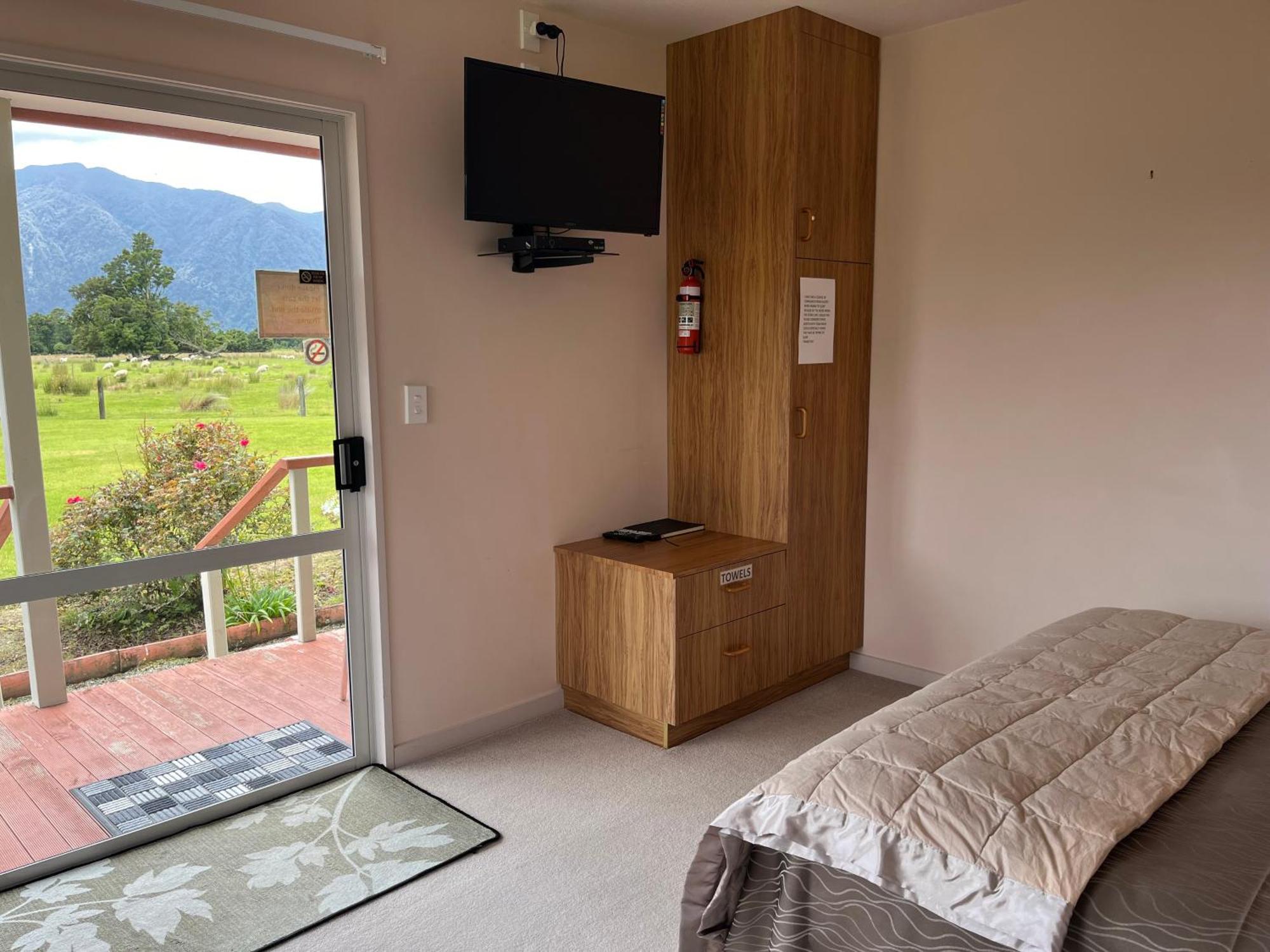 Carrickfergus Cottage Unit 1 Harihari Экстерьер фото